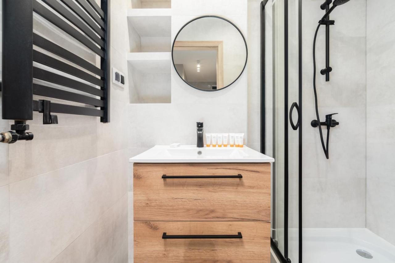 Stylish Apartment Near Wroclavia For 4 Guests By Noclegi Renters Wroclaw Ngoại thất bức ảnh